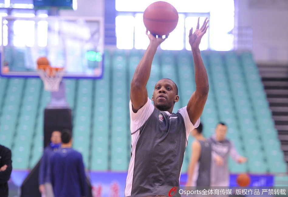 寒冬夜里,辽宁队训练馆内灯火通明,郭艾伦在队友离场后独自加练投篮,神情专注