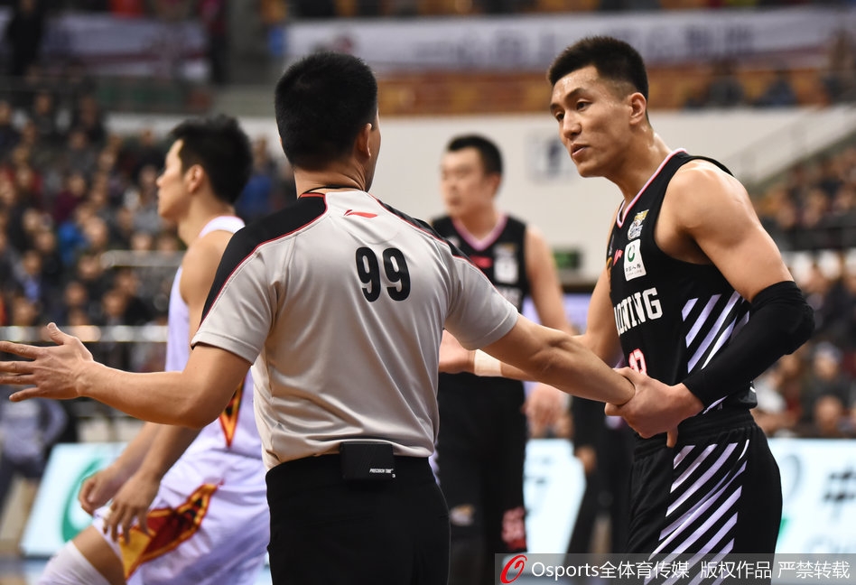 冲突平息后，比赛重新开始，郭艾伦运球推进，于德豪再次弓腰展开双臂进入防守姿态，两人的战斗在沉默中继续。