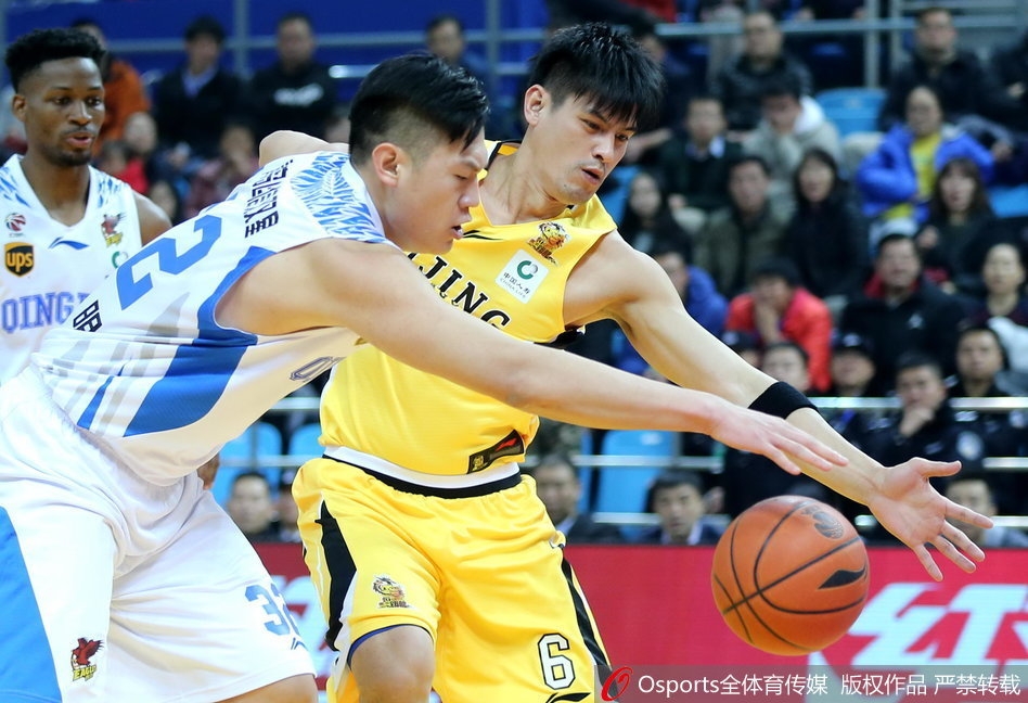 北控队杨敬敏今夜化身冷血射手，他高高跃起，在青岛队防守球员的指尖之上稳稳将球投出，篮球划出一道彩虹般的弧线直奔篮筐。