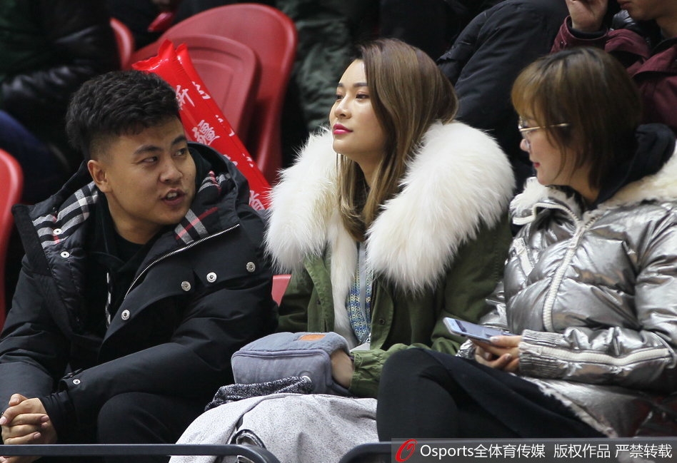 李根身披新疆队战袍在赛前热身中运球，神情坚毅准备迎接解禁复出后的首战