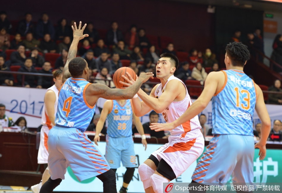 劳森如利刃般撕破新疆防线，急停跳投瞬间引爆泉城主场热情。