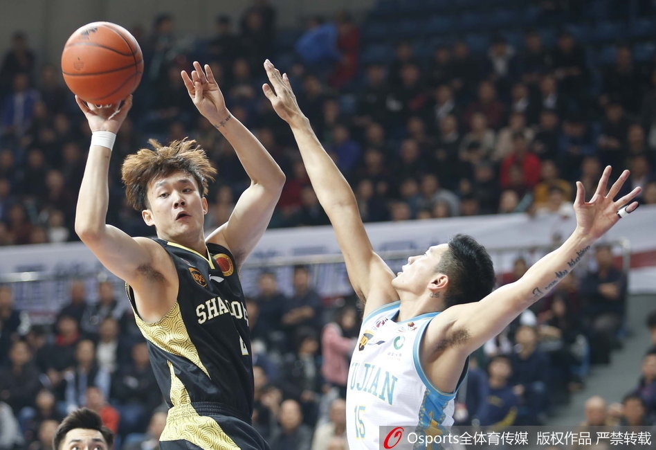 尽管丁彦雨航在本场遭遇了顽强阻击,但他依然在一次次激烈的身体对抗中强硬上篮,即使摔倒,眼神也从未离开过空中的篮球,展现了MVP的斗志。