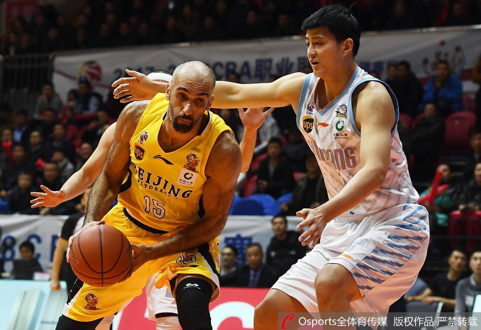 北控大外援兰多夫在新疆队内线群中拼尽全力强起上篮,肌肉的碰撞与狰狞的表情诠释着内线搏杀的残酷。