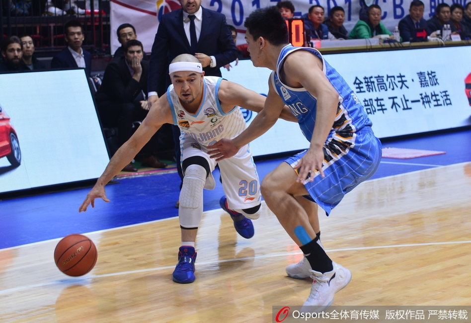 翟晓川奋力拼抢前场篮板,在新疆队多人合围下强行起跳补篮,展现了他作为国手的拼搏精神和强烈的求胜欲望。