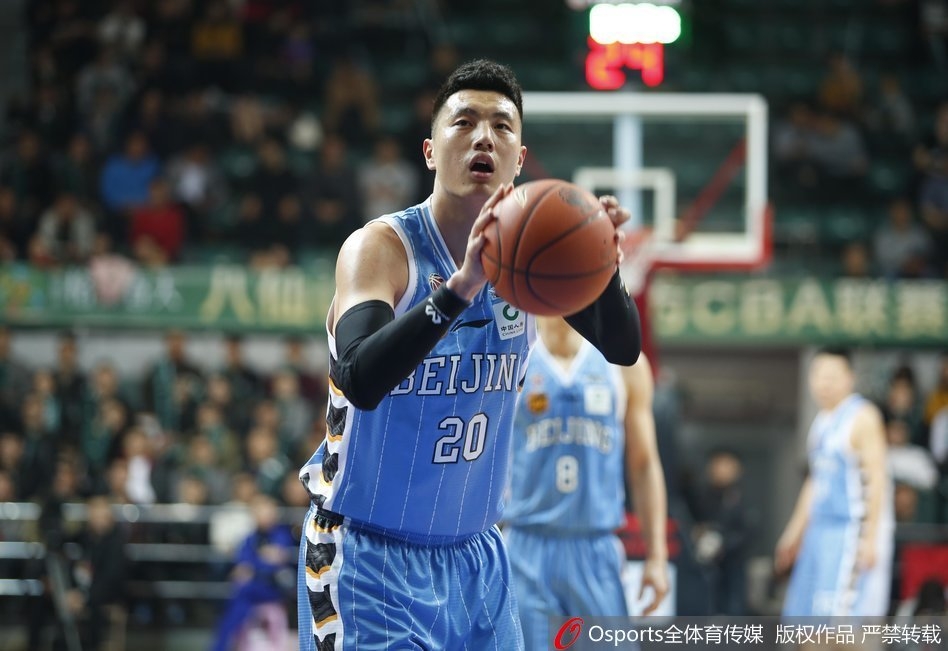 北京队外援杰克逊眼观六路，巧妙运球试图摆脱王哲林的严密盯防