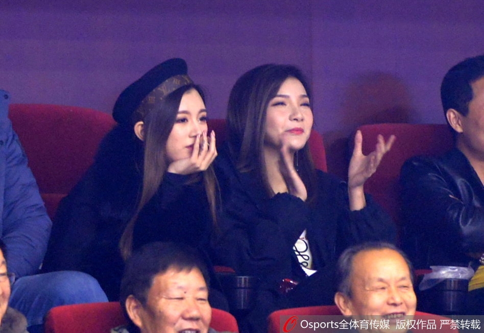 镜头拉近,睢冉爱妻微微侧身与身旁友人交谈,脸上浮现出淡淡的微笑。背景是模糊的球场灯光和攒动的人头,但那份属于球员家属的从容与骄傲,却在人群中清晰可辨。