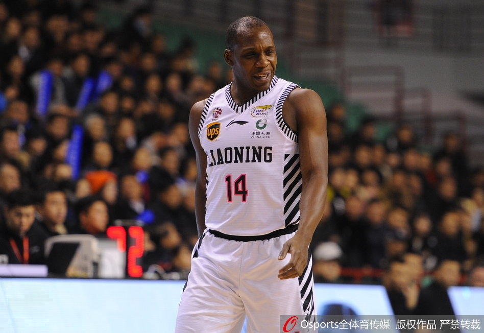 广州队外援桑尼·萨卡基尼在严密的防守下强行突破，他眼神坚毅，如同永动机一般冲击着辽宁队的防线。