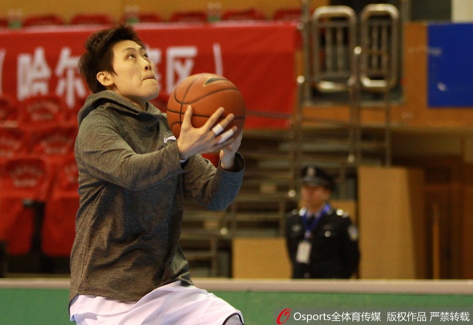 纪妍岩身披战袍在场上指挥若定,她双手持球,眼神如炬,正示意队友跑位,尽显核心风范。