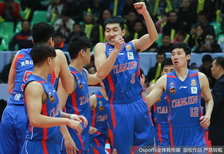 四川队外援迪奥古篮下强攻，利用敦实的身板顶开防守勾手投篮，为球队的胜利添上了重重的砝码