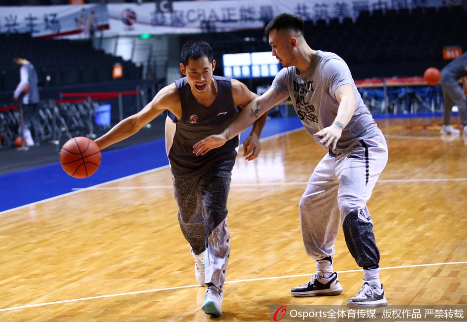 山东高速男篮队员们在训练馆中进行拉伸放松，虽然气氛凝重，但每个人的眼神中都透露出不服输的韧劲。