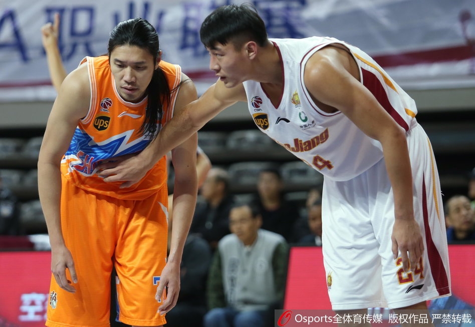 张兆旭在内线高高跃起，犹如泰山压顶般将球狠狠砸进篮筐，身旁的防守者只能望球兴叹。