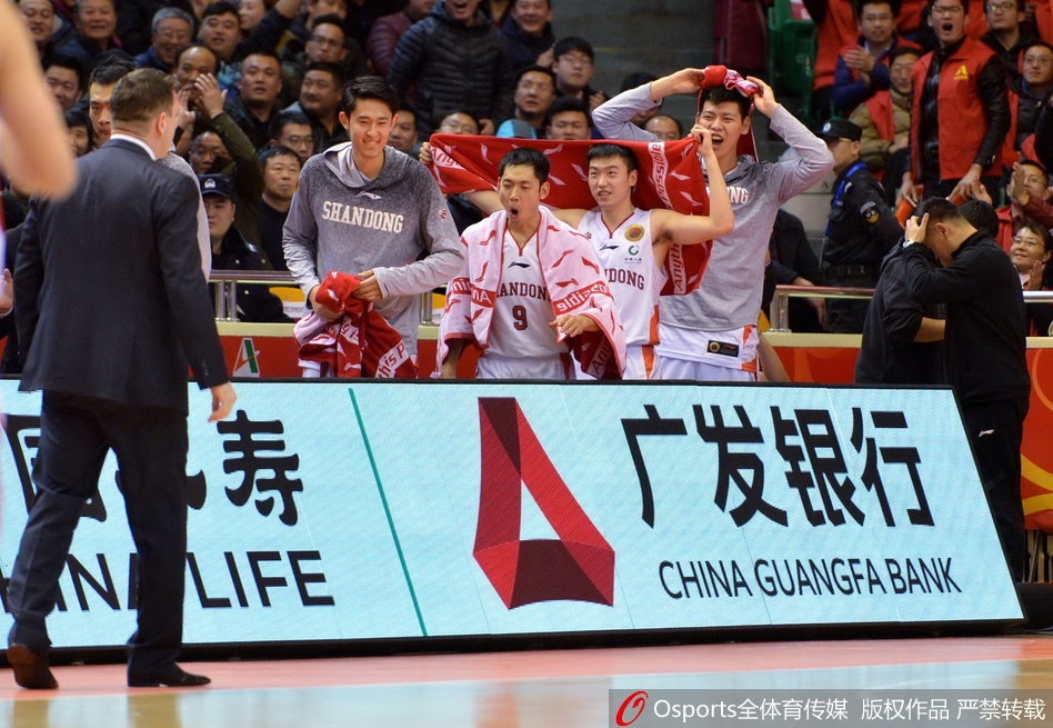 苏伟在篮下宛如一尊铁塔,用强壮的身体卡住位置,硬生生从山东内线群手中摘下关键篮板,为青岛队的反击吹响号角。
