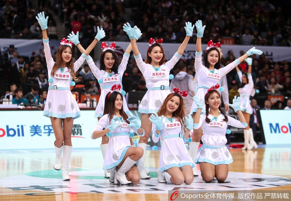 舞动的身影与看台上挥舞的荧光棒交织在一起，女孩们用充满张力的舞姿将深圳大运中心变成了一片欢乐的海洋。