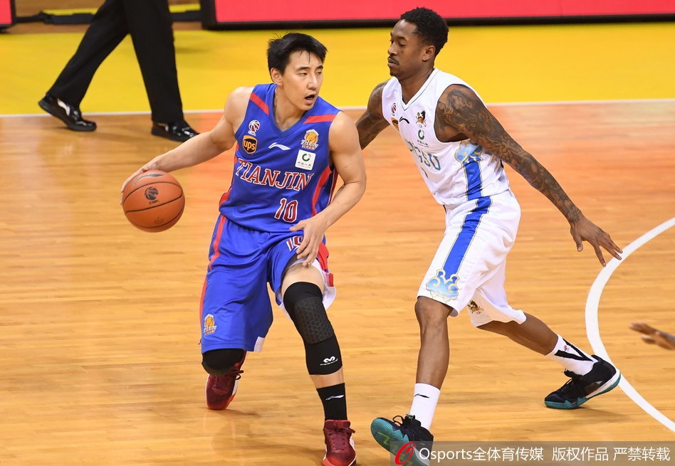 主教练贝西诺维奇在场边大声指挥,手势坚定有力,他的眼神中透露出对胜利的渴望和对场上局面的精准判断,场上的每一次攻防都牵动着他的心。