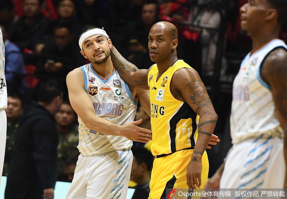 比赛结束的哨声响起,新疆队员们紧紧拥抱在一起,庆祝这场来之不易的加时胜利,整个红山体育馆瞬间变成了欢乐的海洋。