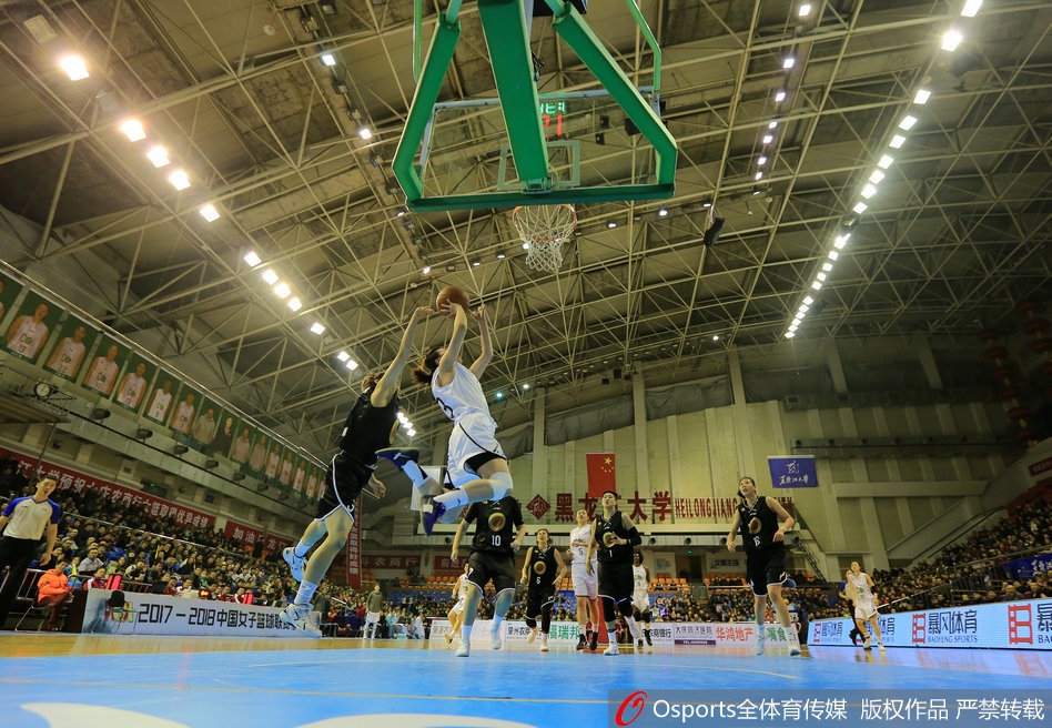 跳球瞬间,大庆队与山东队的中锋高高跃起,指尖触碰篮球的刹那,激烈的比拼正式拉开序幕。