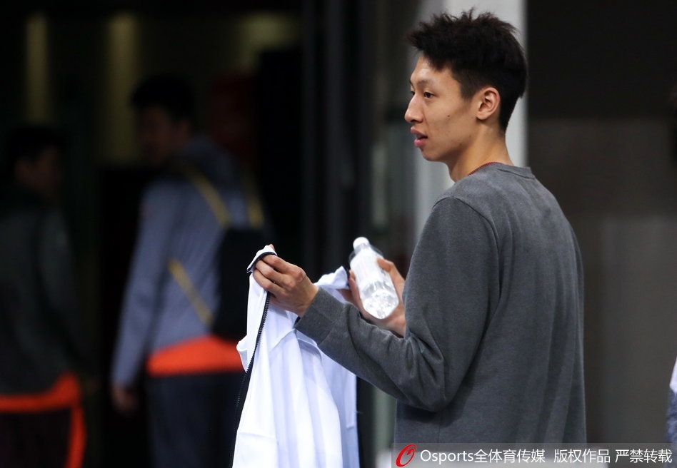 主教练李春江双手叉腰在场边督战，神情严肃地观察着每一次战术跑位，他的严格要求和对细节的把控，是广厦男篮能否打破季后赛首轮魔咒的关键所在。