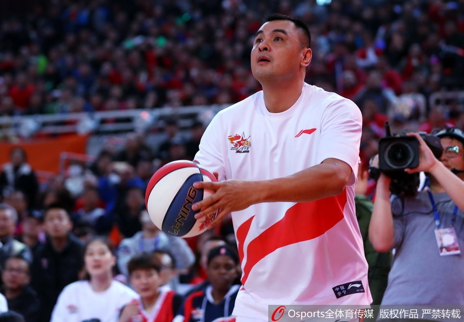 八一女篮核心露雯在全明星正赛中持球突破，她眼神犀利，步伐矫健，全场砍下21分，最终荣膺全明星MVP殊荣。