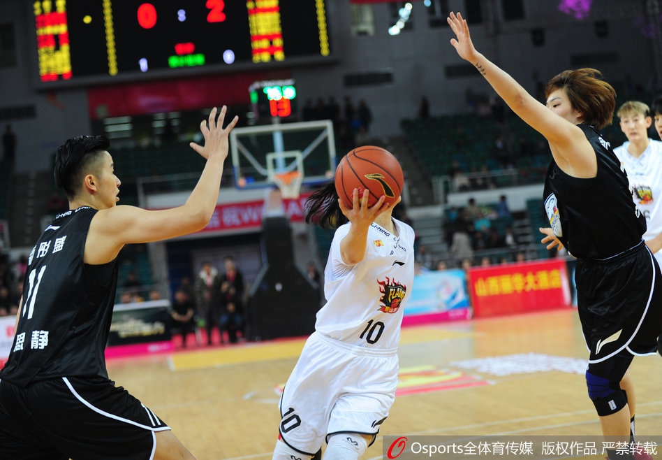 加时赛关键时刻，山西队老将文祺冷静罚球，篮球在空中划出完美弧线，她的沉着冷静为球队锁定了胜局。