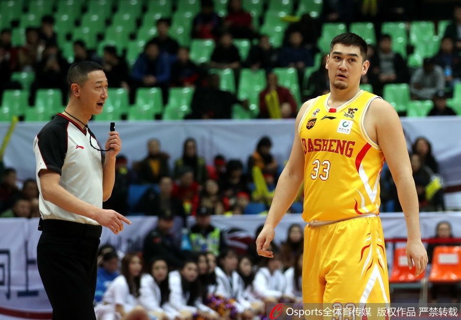 四川队外援迪奥古在三分线外高高跃起，出手动作舒展至极，篮球在空中划过一道彩虹般的弧线，直钻网心，这一夜他的手感热得发烫，仿佛要将整个球场点燃。