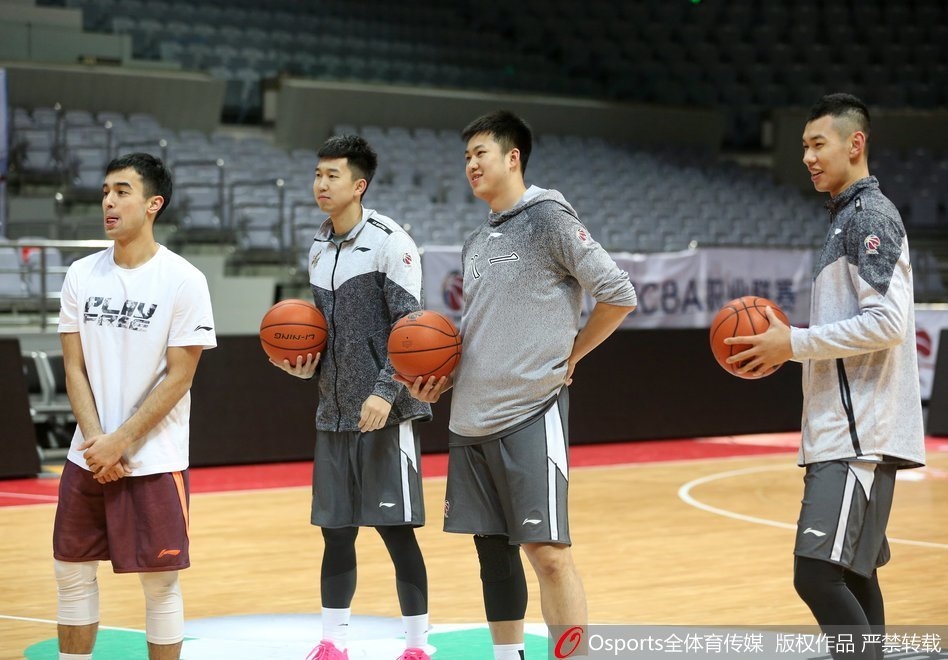 八一队员在进行罚球练习，篮球砸板后入筐，训练馆内的灯光映照着队员们的身影。