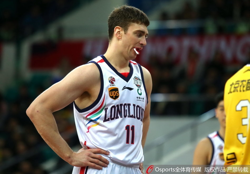 汉斯布鲁高高跃起摘下前场篮板,手臂上青筋暴起,嘴角的伤口在发力时似乎又要崩开。