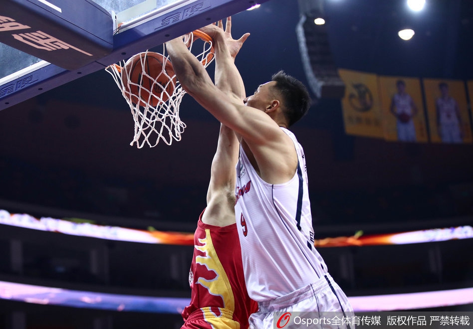 赵睿如闪电般突破吉林队的防线，眼神坚定地寻找着篮下的队友，一次精妙的传球即将撕裂对手的防守。