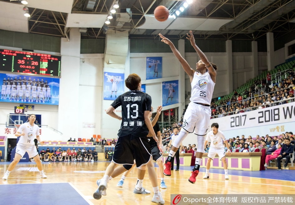 江苏队年轻中锋许晨妍在广东队内线李月汝面前高高跃起,用指尖轻轻将球拨向篮筐,这一记精彩的补篮不仅帮助球队稳住阵脚,更点燃了替补席所有球员的激情。