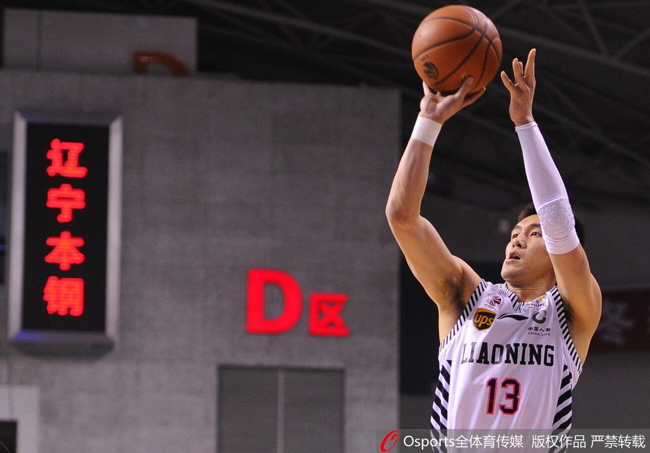 巴斯如泰山压顶般在天津队内线完成单手劈扣,对手的防守在他面前形同虚设,篮筐也因他的暴力美学而颤抖。