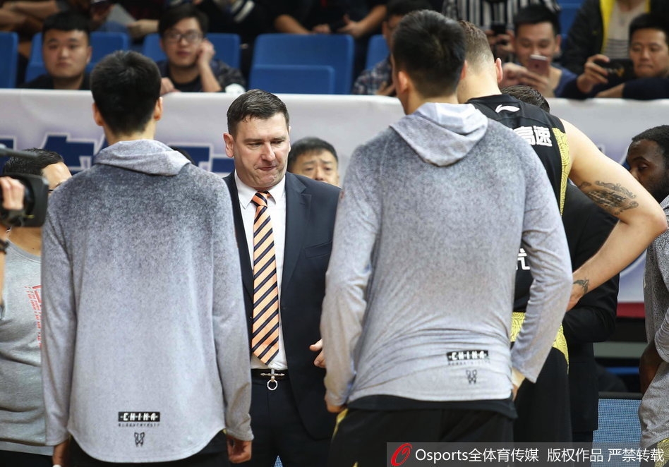 本场获胜功臣赵泰隆出手三分球后,手臂高高扬起,眼神紧紧追随那在空中划出完美弧线的篮球,这一刻,他眼中只有篮筐,心中只有胜利。