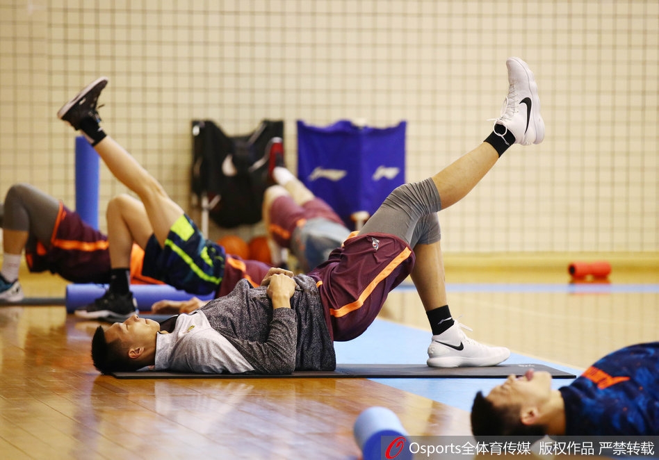 莫里斯高高跃起，在空中与对方内线球员发生身体对抗后，依然稳健地将球放入篮筐，裁判哨响示意得分有效。