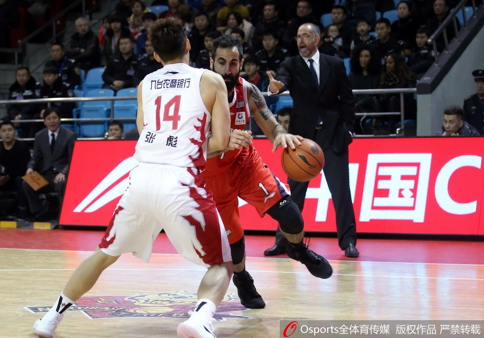 兰德里在禁区之内犹如定海神针,他高高跃起,在对方头顶强硬摘下一个价值连城的前场篮板,为吉林队的反击吹响了号角。