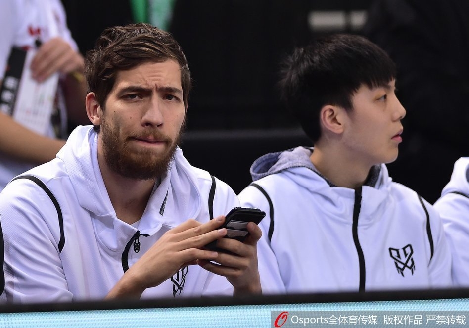 在灯火通明的球馆里,身穿红色球衣的球员如猎豹般启动,眼神死死盯住滚动的足球,对手的拉扯也无法阻止他冲向禁区的决心。