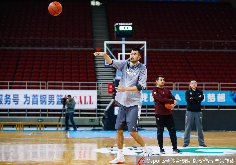 罗汉琛持球快速切入，面对防守悍将毫不畏惧，以灵动步伐撕开防线，如利刃般直插对手腹地。