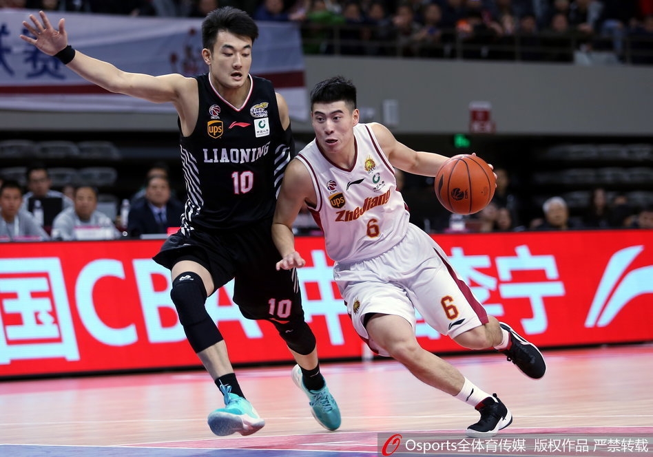 郭艾伦持球快速突破，身影如风，面对浙江队双人包夹毫无惧色