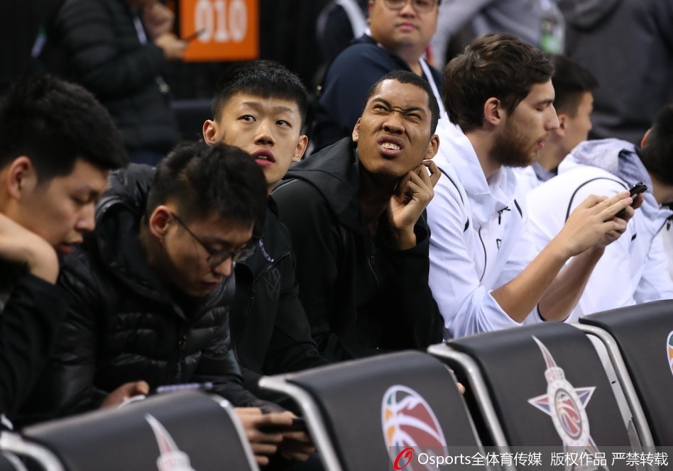 看台上的球迷们挥舞着围巾和旗帜,拼凑出一片壮观的彩色人海,他们的呐喊声仿佛能穿透屏幕,将赛场的狂热气氛传递给每一个人。