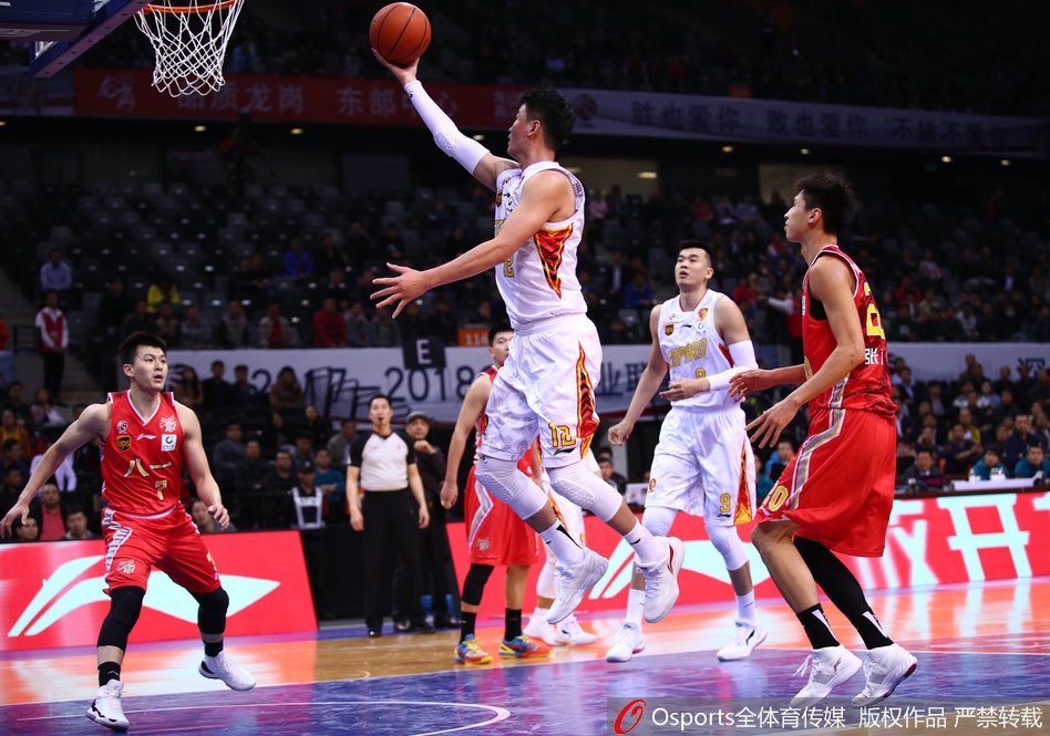 萨林杰在内线展现出绝对的统治力，他顶着八一队许钟豪的长臂，利用柔和的手感强行将球放入篮筐，霸气十足。
