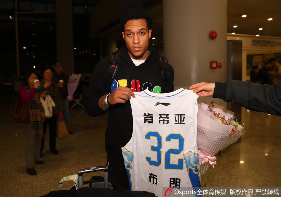 布朗在比赛中高高跃起，以一记势大力沉的单手劈扣完成终结，点燃了现场主场球迷的热情。