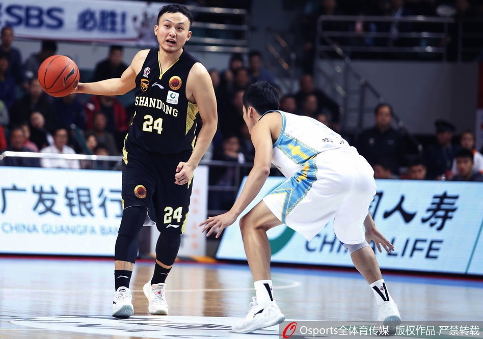 面对队友史密斯的犀利突破分球,埋伏在底角的赵泰隆已然做好了接球投篮的准备,一个简单的眼神交流,尽显“水花兄弟”的默契。