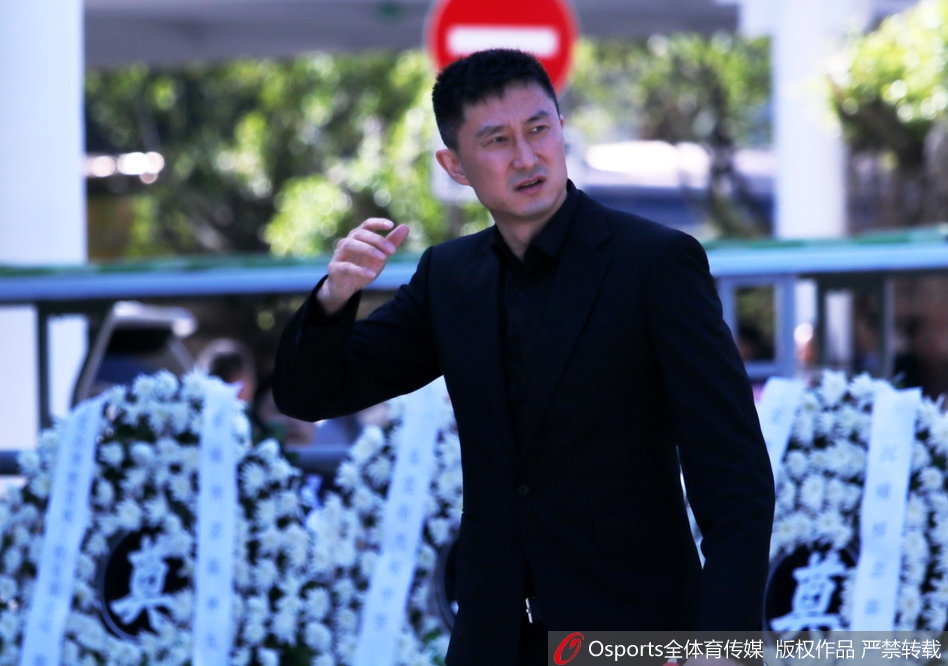 杜锋在人群中神情悲戚,他特意从美国学习期间赶回,只为见林叔最后一面,这位曾经的宏远功勋早已将林叔视作父亲一般的存在