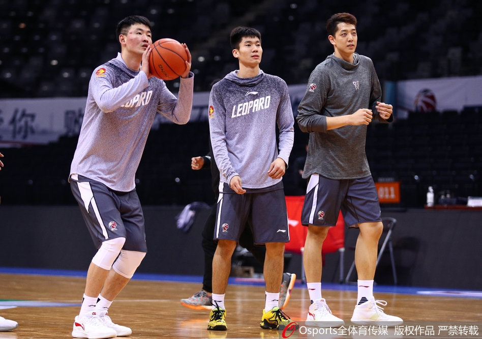 核心球员在训练馆中目光如炬，拉伸筋骨准备大干一场