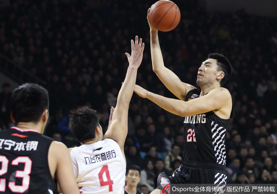 李晓旭高高跃起在空中，隔着吉林防守球员将球狠狠补进篮筐，暴力补扣瞬间引爆全场，手臂青筋暴起尽显血性。