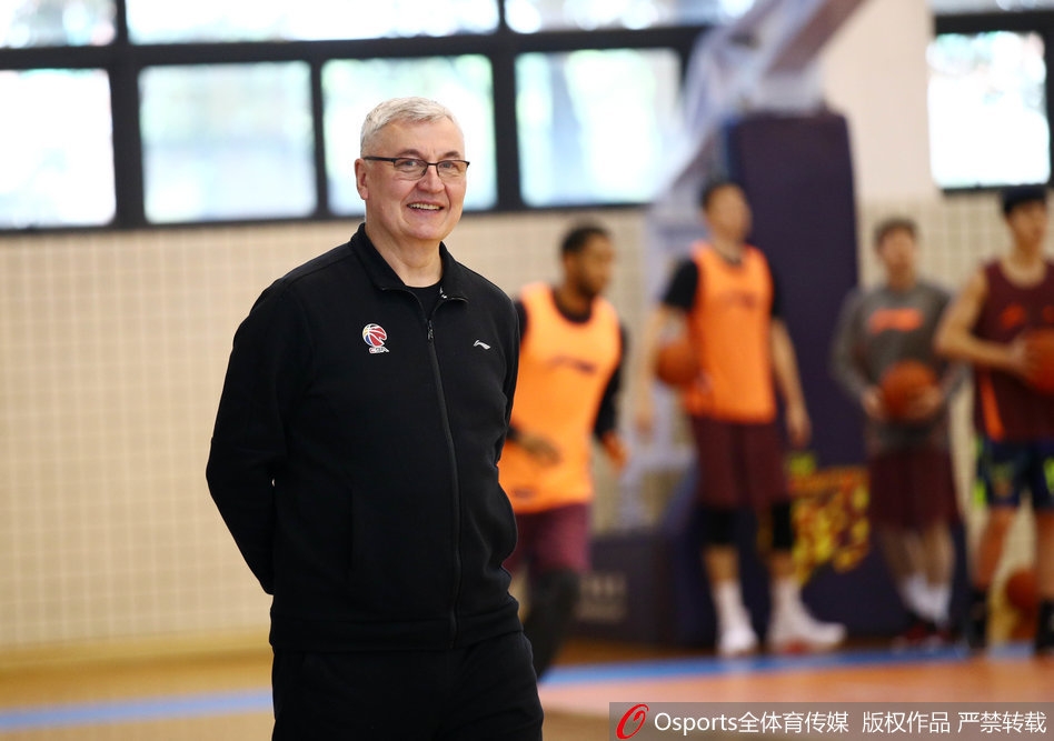 比赛中，莫里斯持球高速推进，面对广厦两名防守球员的包夹，他眼神坚毅，寻找队友的跑位空当。