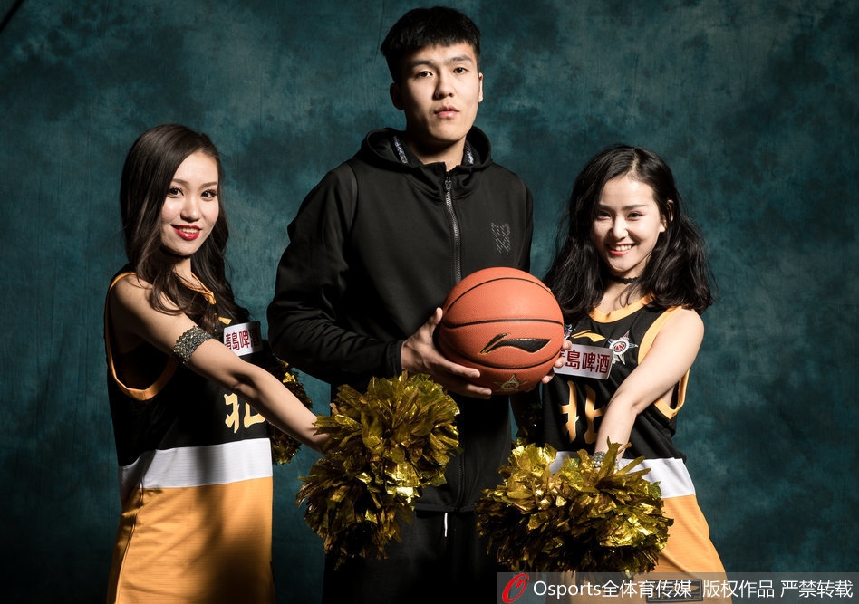 南区星锐队的小伙子们眼神坚毅，仿佛能透过镜头看到他们对胜利的渴望，整齐的球衣下是藏不住的少年锐气。