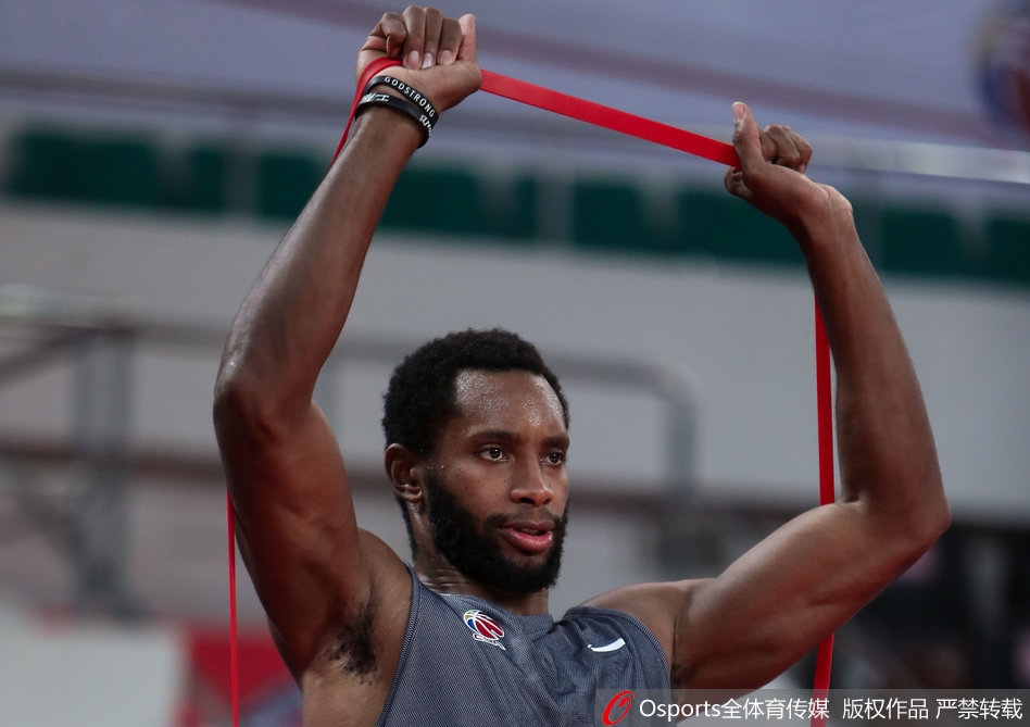 克里斯顿运球穿越半场，眼神犀利观察着队友的跑位，场边的教练组双手拢在嘴边大声呼喊指导着战术。