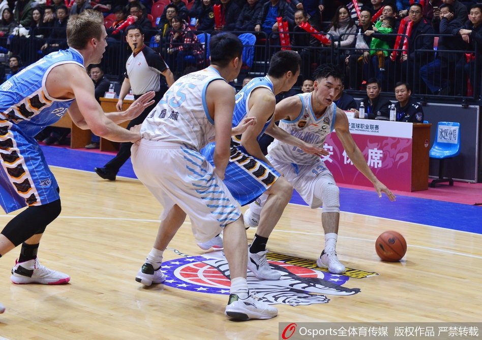 北京队外援汉密尔顿面对新疆队长人阵,高高跃起单手劈扣,展现出他出色的运动能力和在内线的统治力。