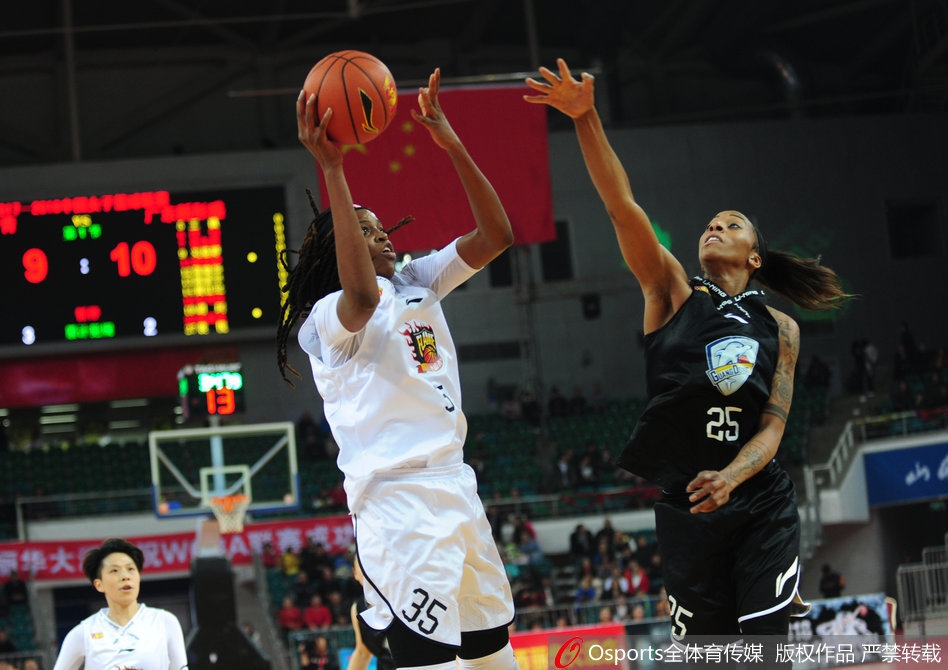 广东队黄思静在山西队的严密防守下强行突破，她神情坚毅，如利刃般撕开防线，引来全场惊呼。