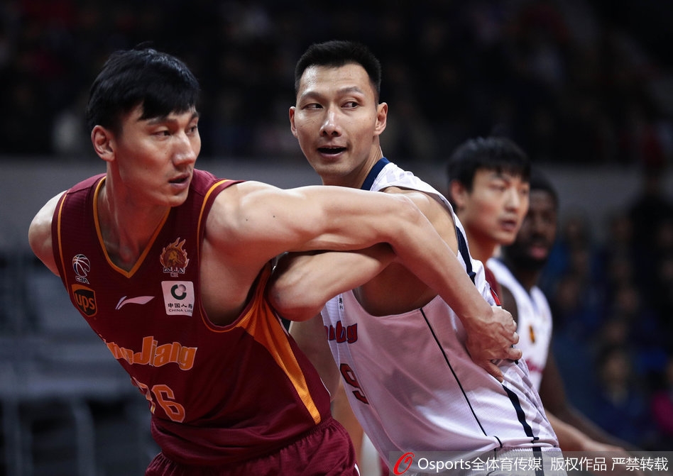 威姆斯突破重围强行上篮，面对旧主他毫无保留，用27分证明了自己的价值。