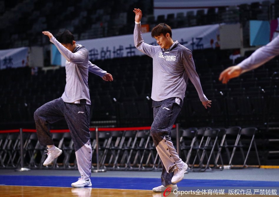 全队围拢在一起，丁彦雨航握紧拳头站在中间，大家高喊着加油口号，将逆境中的斗志凝聚在一起。