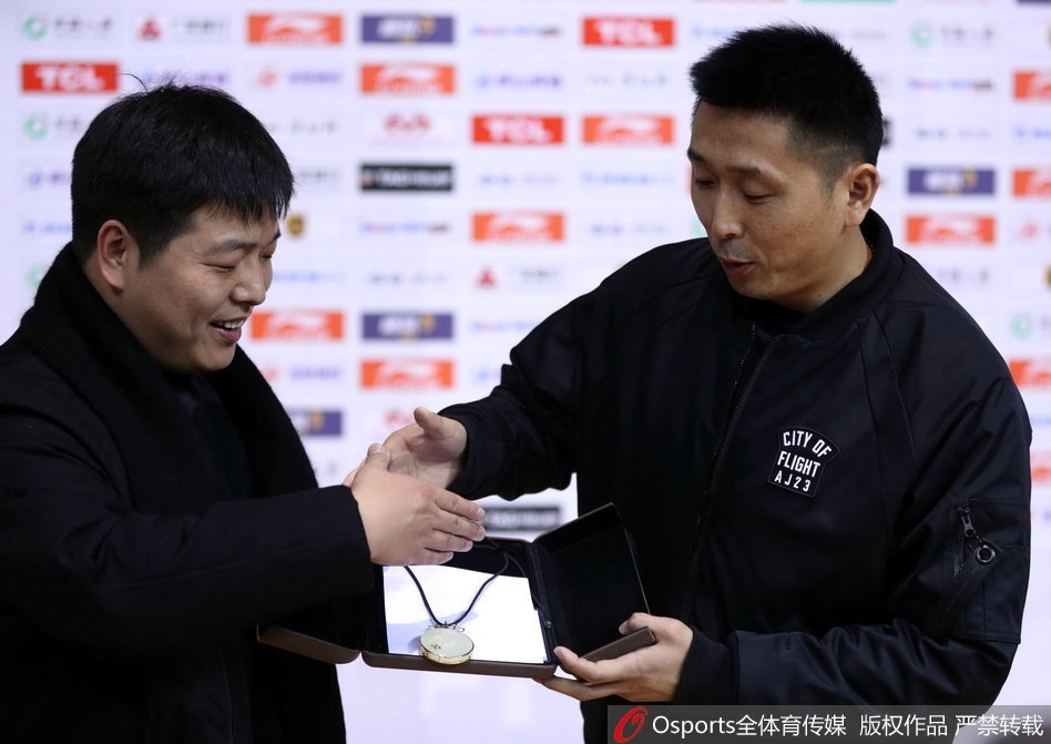 赛前这一温馨的赠礼环节，让全场气氛达到高潮，胡雪峰手持话筒似乎在说着感谢的话，而背景中江苏德比的大战氛围已一触即发。